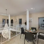 Evelyn Villa