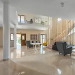 Evelyn Villa